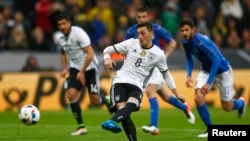Football Allemagne - Italie, match amical International à l'Allianz-Arena, Munich, le 29/3/16 L'Allemand Mesut Ozil marquant le 4e but sur penalty REUTERS/Michael Dalder 