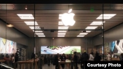 Apple iPhone: Customers check new Apple smartphones and watches at an Apple store in Woodbridge, northern Virginia, March 11, 2016. (Photo: Diaa Bekheet/VOA)