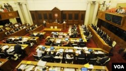 Parlemen Hong Kong harus berdebat selama 40 jam, sebelum menyepakati RUU upah minimum pertama.