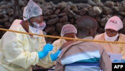 Wafanyakazi wa afya wakitoa chanjo ya kuzuia kusambaa Ebola