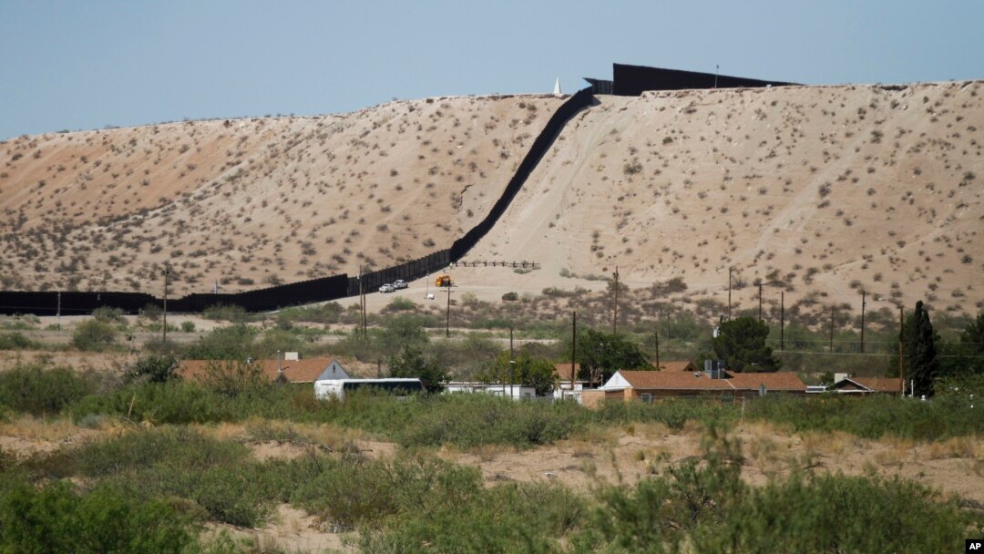 Agentes de la Patrulla Fronteriza inspeccionan una valla de acero en la frontera suroeste de Estados Unidos con México en Sunland Park, Nuevo México, el jueves 22 de agosto de 2024. (AP)