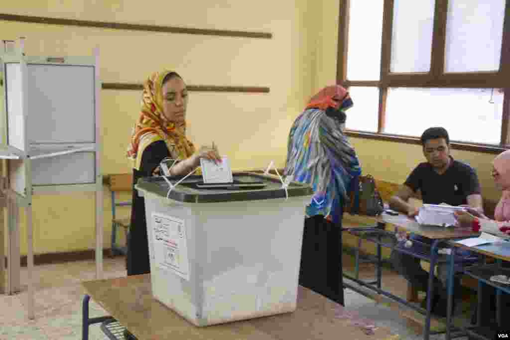 Women vote in Cairo, May 27, 2014. (Hamada Elrasam /VOA)