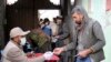Warga Afghanistan antre untuk menerima pembagian makanan yang diselenggarakan oleh Program Pangan Dunia (WFP) di Pul-e-Alam, ibu kota provinsi Logar, Afghanistan timur musim dingin lalu (foto: dok). 