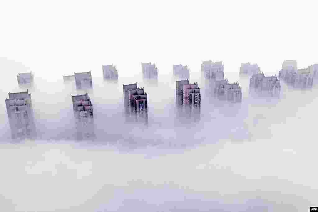 Gedung-gedung apartemen diselimuti kabut tebal di Lianyungang, provinsi Jiangsu, China timur. (AFP)