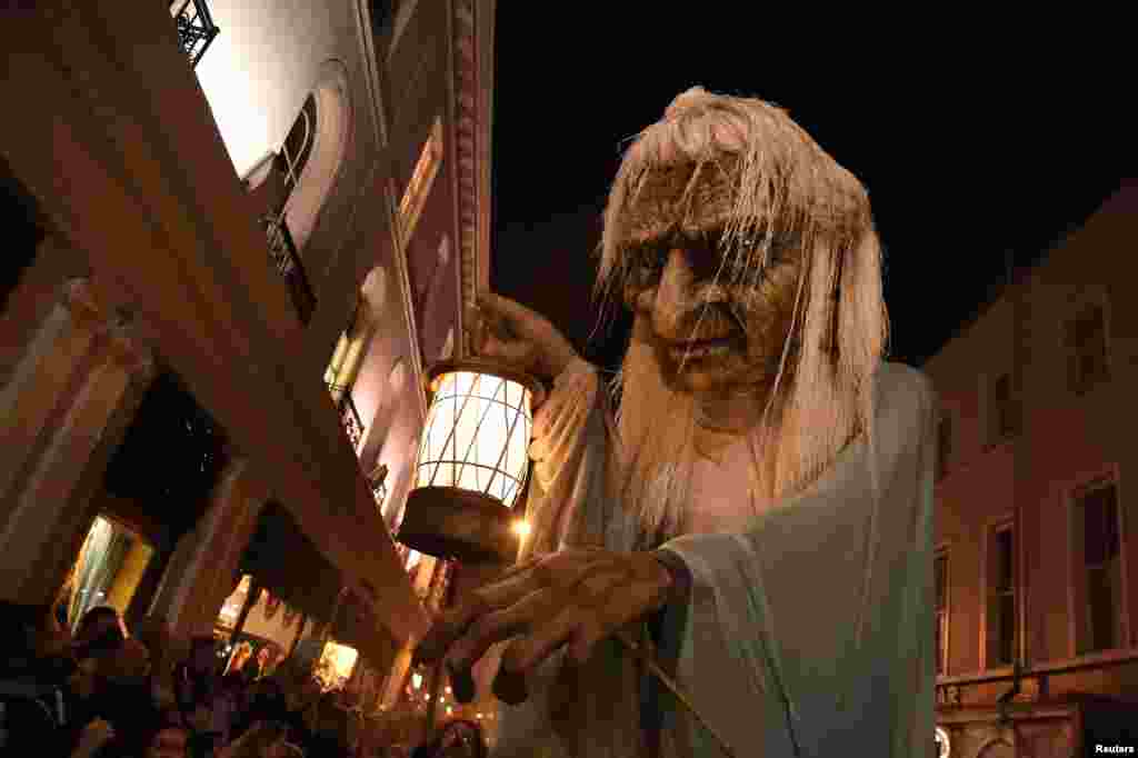 សមាជិកនៃកងរបាំ Macnas ចូលរួមនៅក្នុងពិធីគម្រប់ខួបទី៣០ របស់កងរបាំអំឡុងពេលពិធីដង្ហែក្បួន Halloween ដែលត្រូវបានហៅថា Savage Grace ក្នុងក្រុង Galway ប្រទេសអៀរឡង់ កាលពីថ្ងៃទី៣០ ខែតុលា ឆ្នាំ២០១៦។ 