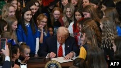 Predsjednik Donald Trump potpisuje uredbu o ženskim sportovima. (Foto: ANDREW CABALLERO-REYNOLDS/AFP)