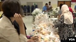 Yayasan muslim 'FAITH' (The Foundation for Appropriate and Immediate Temporary Help). menyelenggarakan pembagian makanan bagi fakir-miskin di Herndon, Virginia setiap minggu selama Ramadhan sejak tahun 2004 (foto: dok). 
