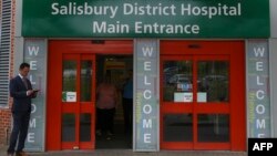 Pintu depan Rumah Sakit Distrik Salisbury di Salisbury, selatan Inggris, 4 Juli 2018, tempat Dawn Sturgess, seorang perempuan Inggris yang terkena racun saraf, dirawat. Dawn meninggal Minggu, 8 Juli 2018. 