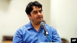 Jurnalis Iran Ruhollah Zam dalam sidang di pengadilan Teheran, Iran, 2 Juni 2020. (Foto: dok).