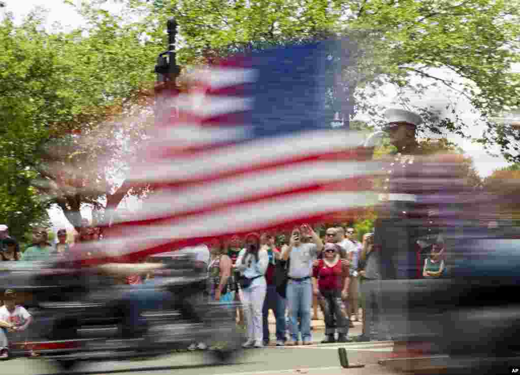 Veteran Marinir, Sersan Purnawirawan Tim Chambers memberikan hormat pada para pengedara sepeda motor dalam acara tahunan reli motor Rolling Thunder 'Ride for Freedom' di Washington, 25 Mei 2014.