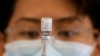 Seorang nakes menyiapkan dosis vaksin Pfizer COVID-19 di klinik vaksinasi keliling Los Angeles County di Los Angeles, AS, 14 Mei 2021. (Patrick T. FALLON / AFP)