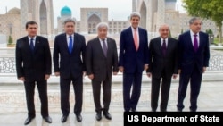 Menlu AS John Kerry (ketiga dari kanan) bersama pejabat dari lima negara bekas Uni Soviet: Kazakhstan, Kyrgyzstan, Tajikistan, Turkmenistan and Uzbekistan di kota Samarkand, Uzbekistan, Minggu (1/11). 