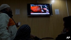 ARSIP – Warga menonton siaran berita di TV tentang pemimpin Taliban Pakistan yang baru terpilih, Mullah Fazlullah, di warung kopi di Islamabad, Pakistan, hari Kamis, 7 November 2013 (foto: AP Photo/B.K. Bangash)