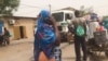 Les voyages clandestins se pratiques de plus belle dans la capitale du Tchad, le 8 mai 2020. (VOA/André Kodmadjingar).