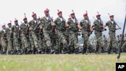 Des soldats défilent pour le jour de l'indépendance au Burundi, le 1er juillet 2015.