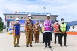 Jokowi berjanji akan melakukan penanggulangan banjir di Sintang, Kalbar mulai tahun depan salah satunya dengan melakukan penghijauan di daerah tangkapan hujan yang rusak. (Biro Setpres)