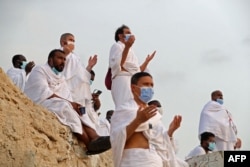 Jamaah haji berdoa di Padang Arafah, yang juga dikenal sebagai Jabal al-Rahma di tenggara kota suci Mekkah, selama puncak musim haji di tengah pandemi COVID-19 pada 30 Juli 2020. (Foto: AFP)