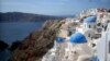 Desa Oia di Pulau Santorini, Yunani. Pulau Santorini di Yunani menawarkan kedai minuman di tepi laut, jalan setapak di tepi tebing, bebatuan vulkanik hitam, dan tentu saja, sinar matahari dan Laut Aegea. (Foto: AP)