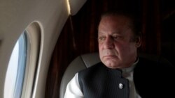 سابق وزیر اعظم نواز شریف علاج کے لیے لندن روانہ ہو گئے تھے۔ (فائل فوٹو)