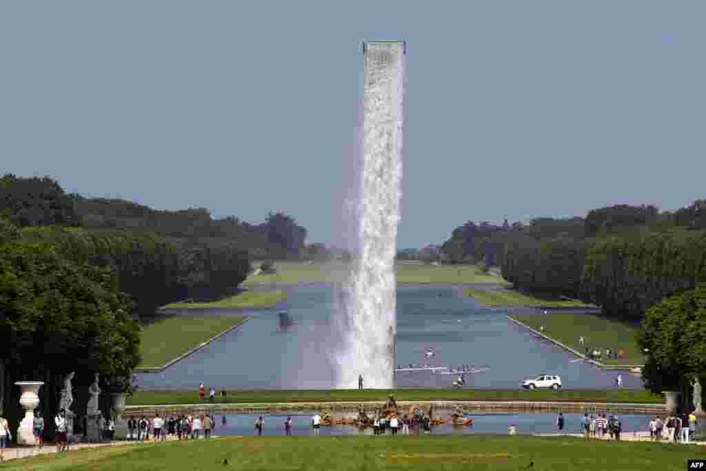 ពិព័រណ៌ «Waterfall» ដោយសិល្បករជនជាតិដាណឺមាកលោក Olafur Eliasson នៅក្នុងសួន Chateau de Versailles ភាគខាងត្បូងក្រុងប៉ារីស ប្រទេសបារាំង។ 