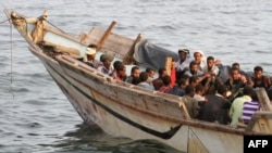 Wahamiaji haramu wa Afrika wakiwa ndani ya boti upande wa Kusini wa bandari ya mji wa Aden 26, 2016, kabla ya kurudishwa makwao.