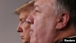 Menteri Luar Negeri AS Mike Pompeo dan Presiden AS Donald Trump dalam konferensi pers harian mengenai wabah virus corona, di Washington D.C, 20 Maret 2020. (Foto: Reuters) 