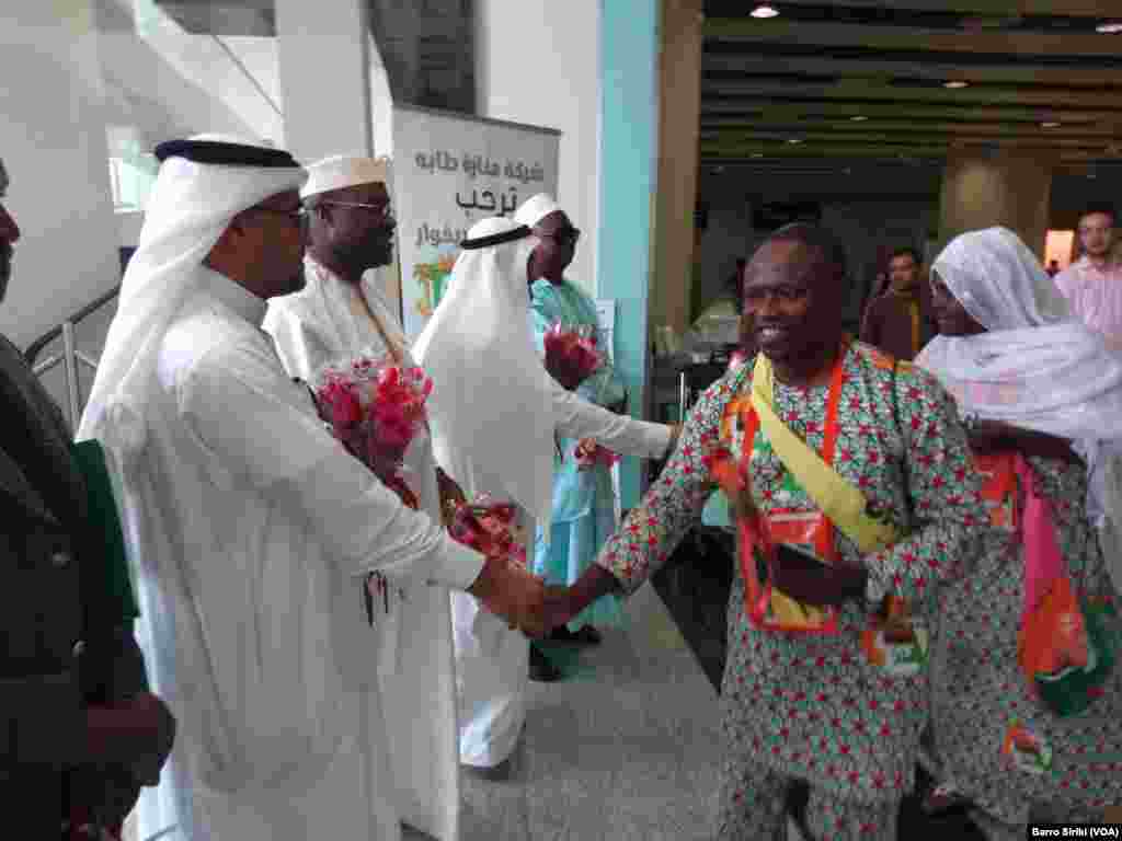 Accueil des pèlerins ivoiriens à l'aéroport international de Médine par l'ambassadeur et le consul de Côte d'Ivoire en Arabie Saoudite ainsi que des responsables des complexes hôteliers, le 6 août 2017. (VOA/Barro Siriki)