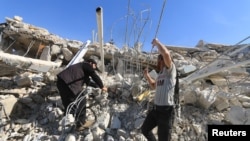 Relawan mencari para penyintas di antara reruntuhan bangunan rumah sakit di Marat Numan, provinsi Idlib yang hancur akibat serangan misil 16 Februari lalu (foto: dok). 