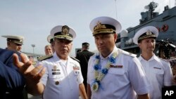 Komandan Angkatan Laut Filipina, Brig. Francisco Gabudao Jr.(kiri) bersama komandan Flotilla Armada Pasifik Angkatan Laut Rusia, Laksamana Muda Eduard Mikhailov di pelabuhan Manila, 3 Januari 2017. (AP Photo/Aaron Favila) 