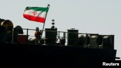 Bendera Iran berkibar di tanker Adrian Darya 1 di Selat Gibraltar, Spanyol, 18 Agustus 2019.