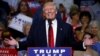 Donald Trump berbicara dalam acara kampanye di Akron, Ohio, Senin (22/8). 