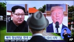Pernyataan Trump (kanan) memicu gelombang kebencian rakyat Korut terhadap AS, karena dianggap memperlihatkan kekurangsantunan Trump terhadap pemimpin tertinggi mereka, Kim Jong-un (kiri), saat menyebutnya 'rocketman'. (Foto: ilustrasi).