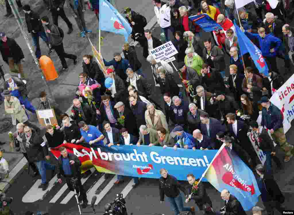 Les partisans de l'Alternative de droite pour l'Allemagne (AFD) manifestent contre la nouvelle politique du gouvernement allemand pour les migrants à Berlin, Allemagne, 7 novembre 2015.