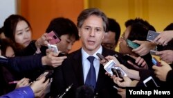 지난 2월 한국을 방문 중인 토니 블링큰 미국 국무부 부장관이 외교부 청사에서 조태용 한국 외교부 1차관을 면담한 뒤 기자들의 질문에 답하고 있다. (자료사진)