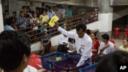 ရန်ကုန်မြို့ ဆောက်လက်စအဆောက်အဦးတစ်ခုအတွင်း မဲရေတွက်နေစဉ်။ (နိုဝင်ဘာ ၈၊ ၂၀၁၅)