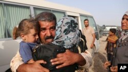Abdul Rahman Ismail, un soldat irakien qui a été pris pour cible par des extrémistes de l'État islamiques est réuni avec sa famille en dehors de Falloujah, en Irak, le vendredi 3 Juin 2016.(AP Photo/ Khalid Mohammed)