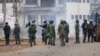 La police guinéenne se rassemble pour disperser les manifestants lors d'un rassemblement de l'opposition à Conakry, le 23 octobre 2018.