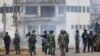 La police guinéenne se rassemble pour disperser les manifestants lors d'un rassemblement de l'opposition à Conakry le 23 octobre 2018.