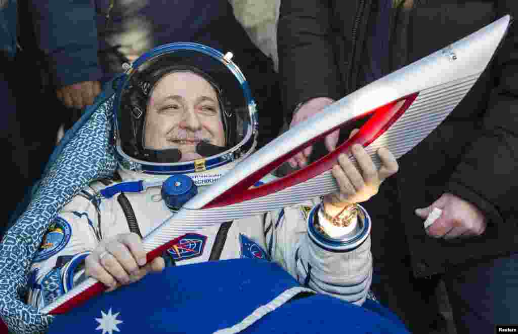 Kosmonot Rusia, Sergei Ryazansky membawa obor Olimpiade Sochi 2014 sesaat setelah mendarat di kota Zhezkazgan, Kazakhstan tengah.