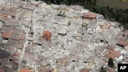 Photo aérienne du village de Amatrice, dans le centre de l' Italie, après le séisme, le 24 août 2016. (AP Photo/Gregorio Borgia)