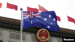 Bendera Australia di depan Aula Besar Rakyat di Beijing, 14 April 2016. (Foto: ilustrasi). Taipan properti Chau Chak Wing membantah tuduhan dinas intelijen tertinggi Australia terkait penyaluran dana untuk kandidat pemilu. 