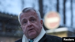 L'ambassadeur des États-Unis en Russie, John Sullivan, s'entretient avec des journalistes à Moscou, en Russie, le 30 janvier 2020.