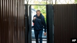 Pemimpin oposisi Rusia Alexei Navalny, dibebaskan dari penjara di Moskow, Jumat (23/8).