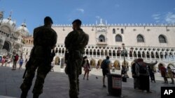 Polisi wa Italia wakifanya doria katika eneo la St.Mark wakati mkutano wa G20 wa mawaziri wa fedha na magavana wa benki ukiendelea huko Venice, Italia, Alhamisi, Julai 8, 2021. (AP Photo/Luca Bruno)