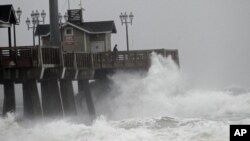 Ombak besar yang dipicu oleh badai Sandy menghantam anjungan Jeanette di Nags Head, North Carolina, Sabtu (27/10). 