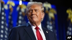 Arhiva - Donald Tramp stiže u Palm Bič centar za konvencije na praćenje objavljivanja rezulta izbora, tokom izborene večeri, u Vest Palm Biču, 6. novembra 2024.