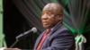 Le président sud-africain Cyril Ramaphosa prononce un discours alors qu'il se joint aux dirigeants musulmans pour partager l'iftar, le repas au coucher du soleil pour rompre le jeûne du Ramadan, dans la banlieue d'Athlone au Cap le 6 mai 2021.