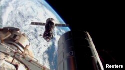 Pesawat antariksa Rusia Soyuz berusaha merapat ke Stasiun Antariksa Internasional (ISS) pada misi sebelumnya (foto: dok). 