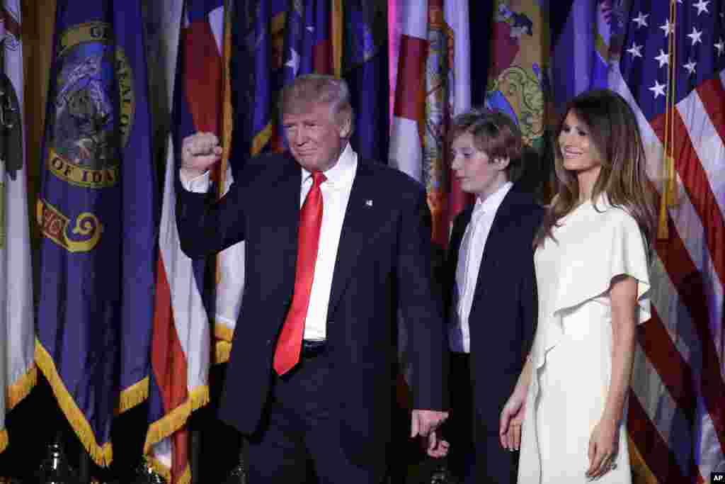 Le président Donald Trump vient d'apprendre sa victoire en battant son adversaire démocrate Hillary Clinton, New York, le 8 novembre 2016.