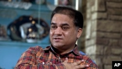 Ilham Tohti, dosen ekonomi ternama di Minzu University, Beijing, China (Foto: dok). Pada Januari 2014, Tohti ditangkap bersama tujuh mahasiswanya dan dituduh pemerintah China membentuk geng kriminal untuk memisahkan Xinjiang dari China., dan dihukum seumur hidup atas tuduhan separatisme pada September 2014.